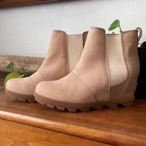 Like new Sorel Joan of Arctic II Chelsea wedge boot